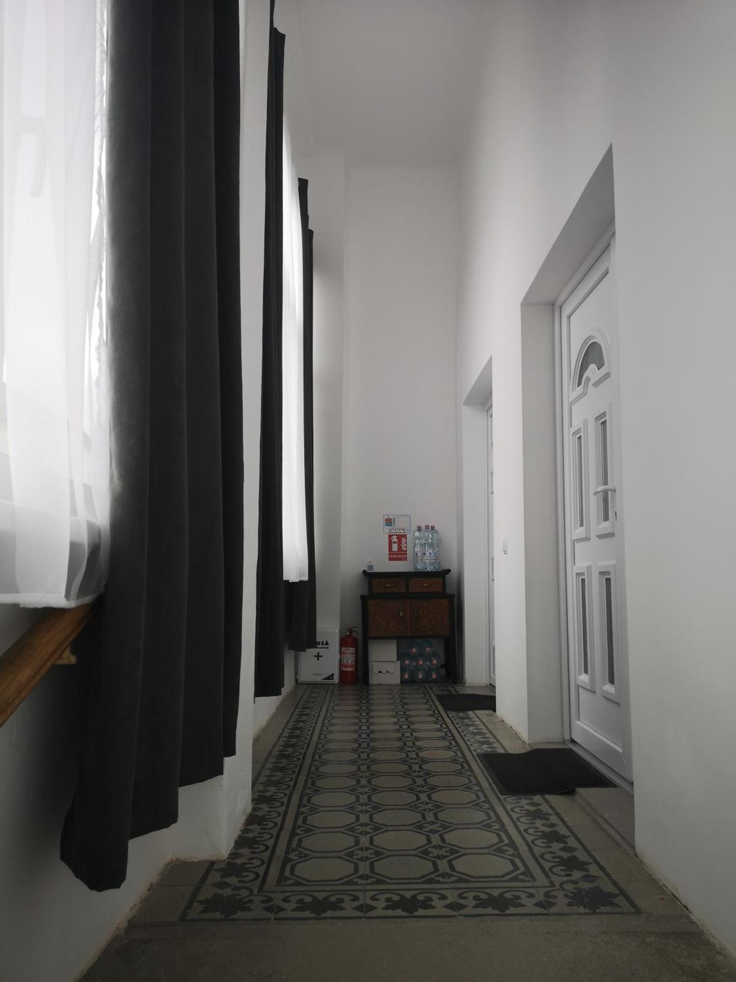Weisz Apartment-City Center-Free Private Parking,Wifi,Ac كاري المظهر الخارجي الصورة